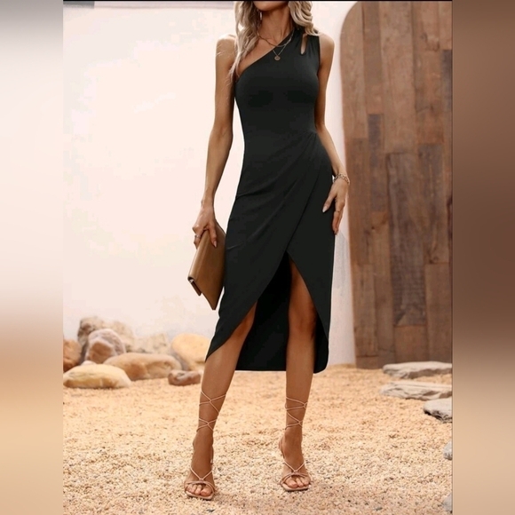 Single Shoulder Black Assymentrical Open Slit Dress - Picture 3 of 10